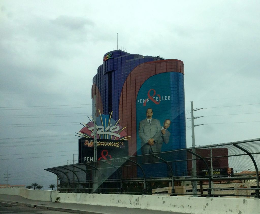 Penn and Teller sign