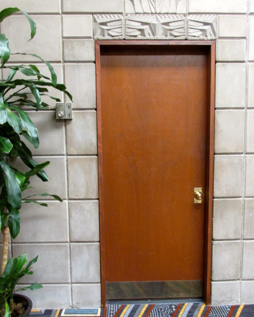 escape door in mystery room
