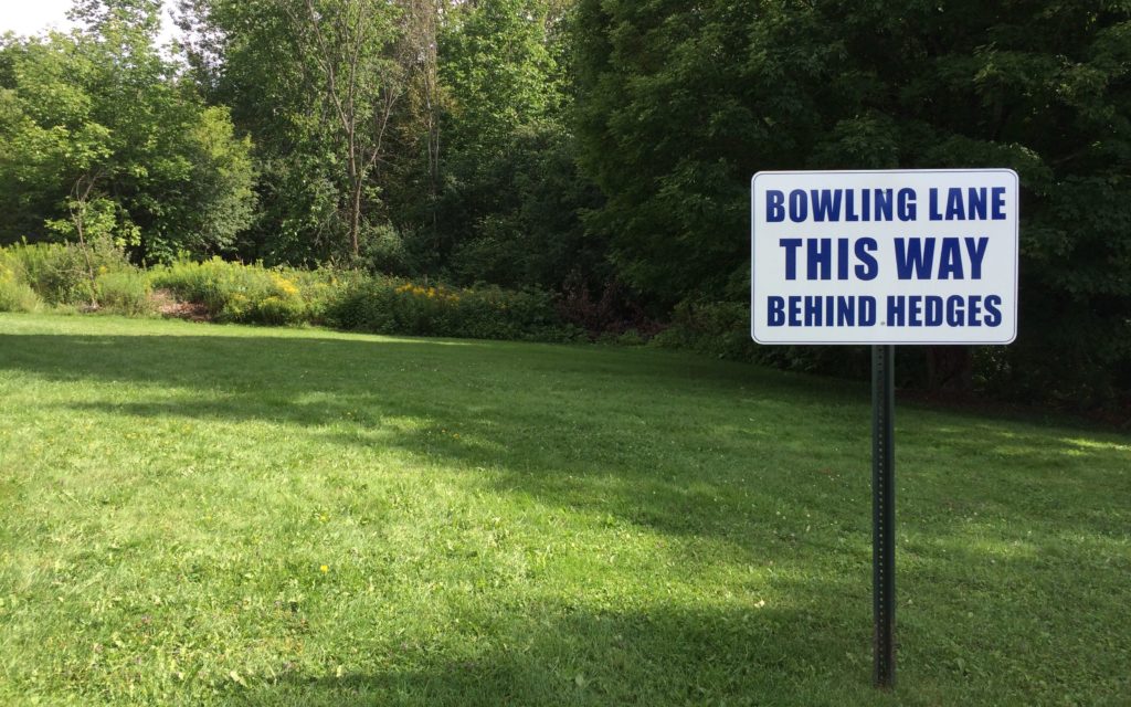 bwoling-lane-this-way-sign