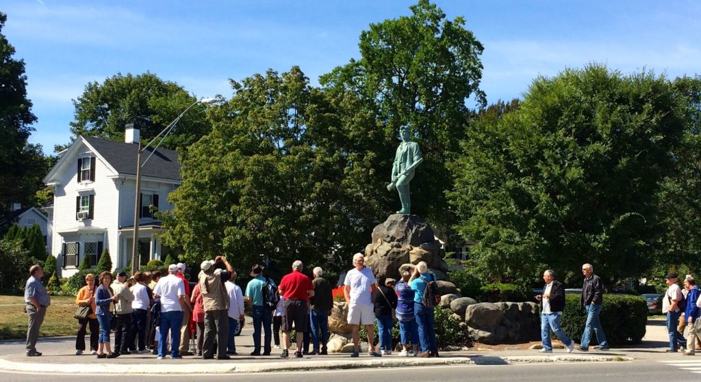 tourists-at-the-minute-man-statue
